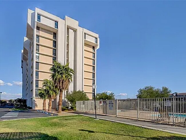 Building Photo - Enjoy resort-style living in this 2 Bed 2 Bath Condo with Stunning Strip Views in the Wimbledon C...