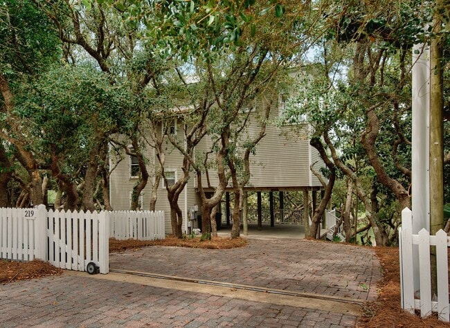 Primary Photo - Beach Cottage on the Lake!!