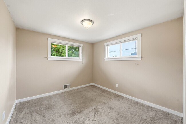 Building Photo - 5 bedroom, 3 1/2 bath, home with two master suites and 2 car garage.