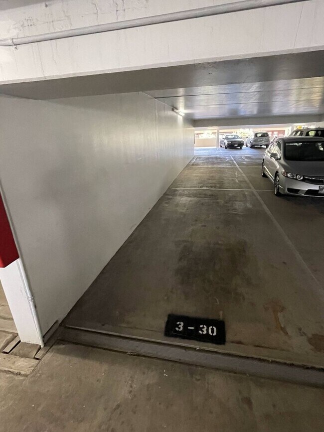 Building Photo - Waikiki, Pet Friendly. Central AC