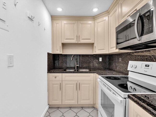 Building Photo - 900 NE 18th Ave