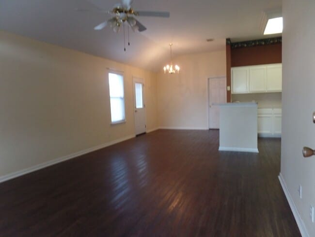 Building Photo - Carriage Point Beauty!