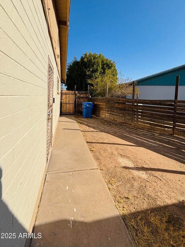 Building Photo - 4842 W Elm St