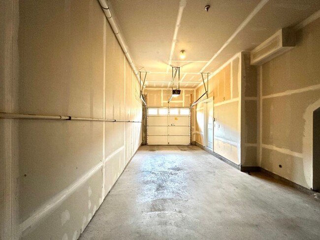 Building Photo - 2Bd/1.75Ba Issaquah Townhouse