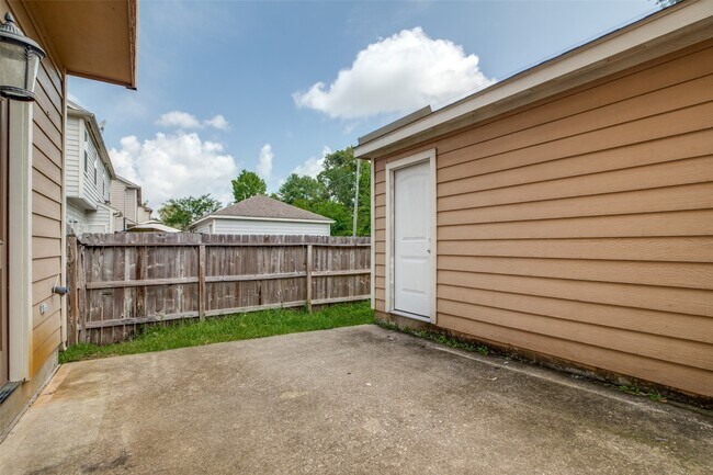 Building Photo - 23838 Pebworth Pl