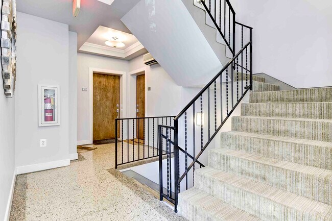 Building Photo - 809 Otis Pl NW