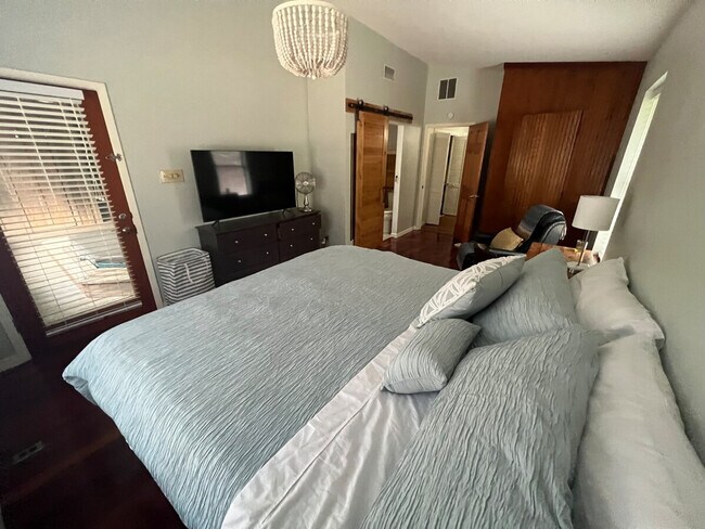 Building Photo - 9900 La Jolla Dr