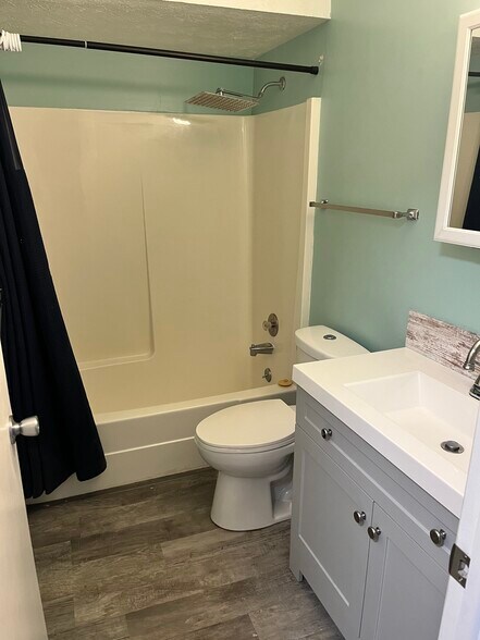 Building Photo - 33803 Electric Blvd