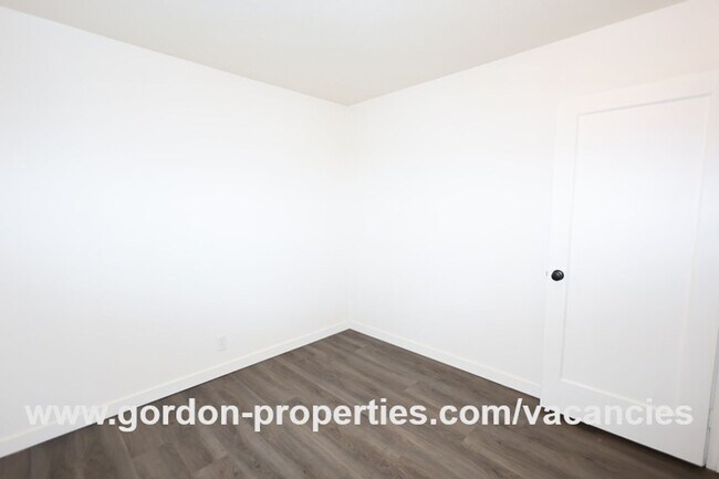 Building Photo - SE Arista Dr - 2 bedroom unit in the heart...