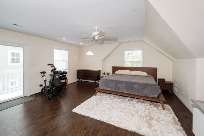 Building Photo - Immaculate 3 bedroom 2 bath bungalow at Oc...