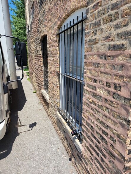 Building Photo - 1145 W Morse Ave