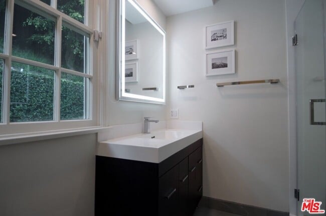 Building Photo - 1121 N Beverly Dr