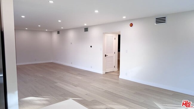 Building Photo - 414 N Palm Dr