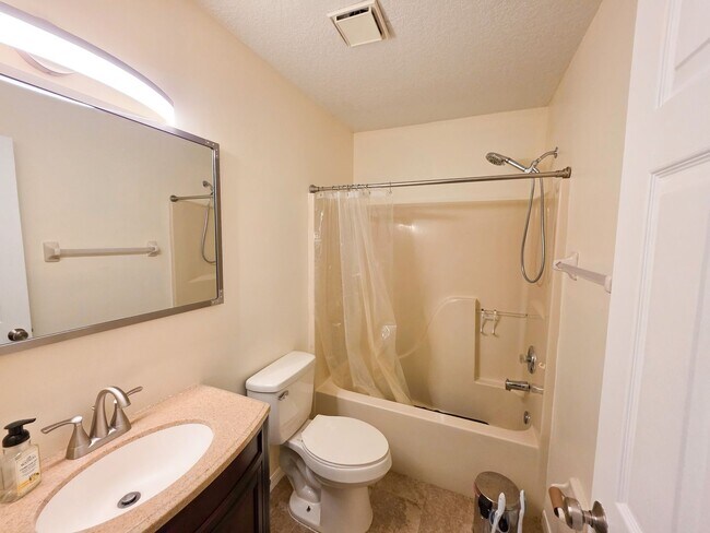 Building Photo - Pool Home in Vero Lake Estates 3/3 with Bonus Room