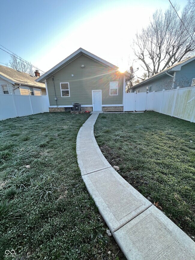 Building Photo - 742 N Denny St