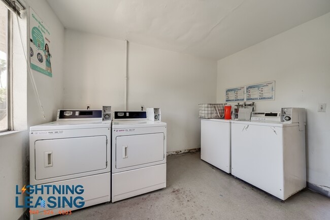 Building Photo - 14630 1/2 Magnolia-204C