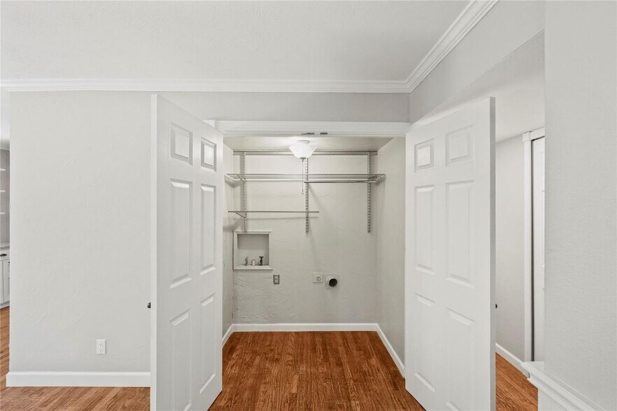 Building Photo - 1637 Dell Oak Dr