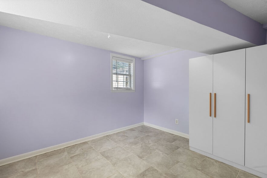 Inside the room - 512 River Rouge Dr