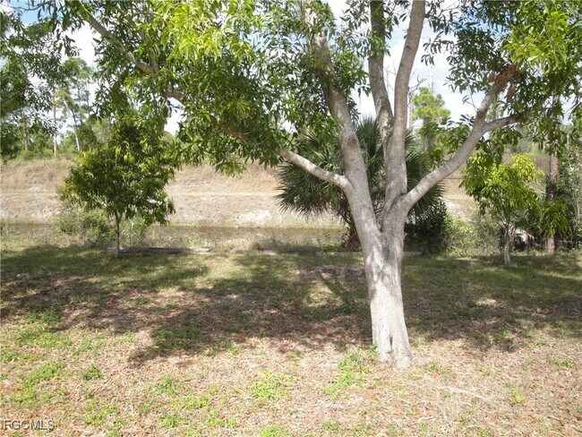 Building Photo - 1243 Damen St E