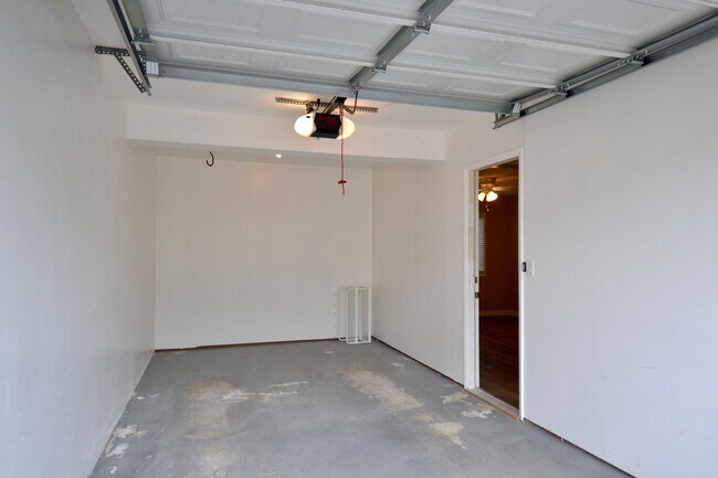 Building Photo - 4426 Oregon St