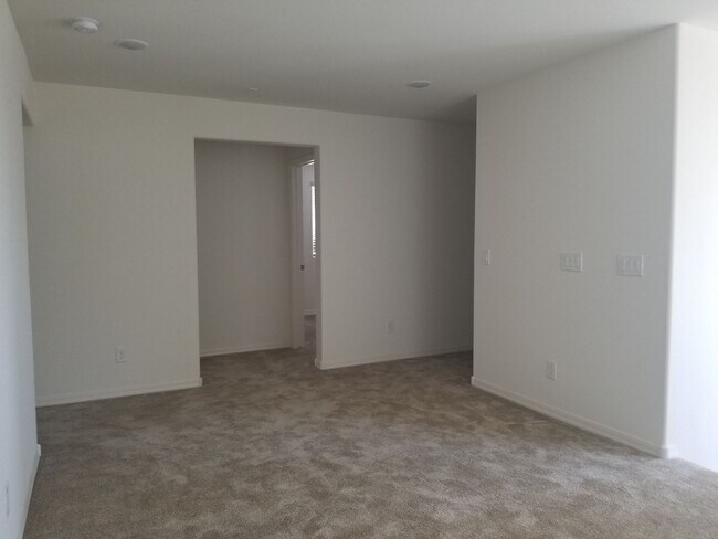 Building Photo - Great Home in Gated Community
