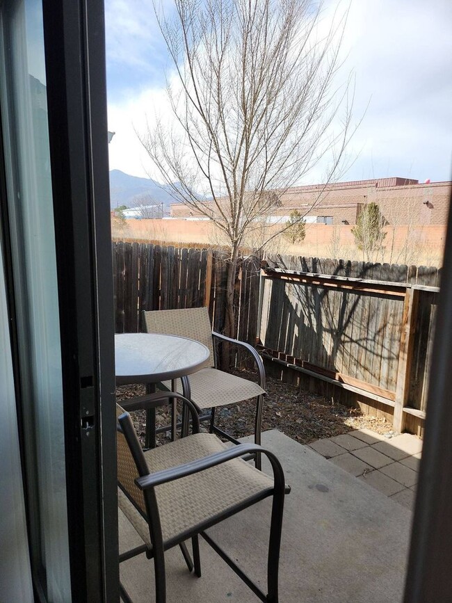 Building Photo - Cheyenne Autumn 2BD/1.5BA Townhome with A/C