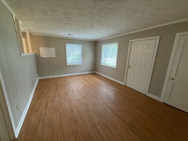 Building Photo - Fall special! 1/2 off first month's rent!