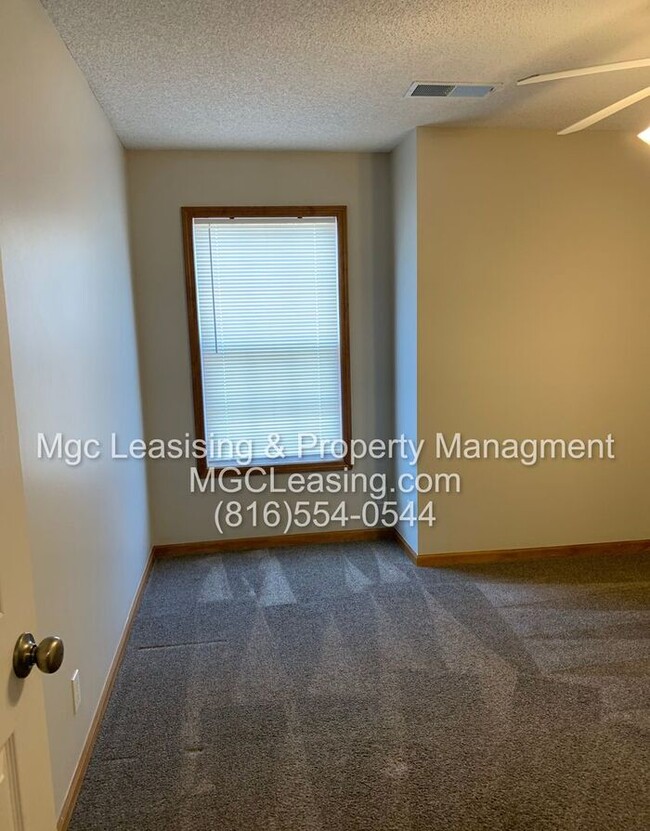 Building Photo - Experience the Lee's Summit Lifestyle in your spacious townhome!