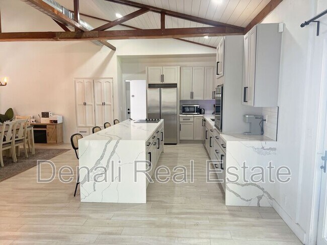 Building Photo - 1759 N Spring Cir