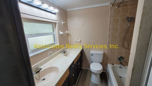 Building Photo - 4 BR, 2 BA  LOOK!!!!   ITS A STEAL!