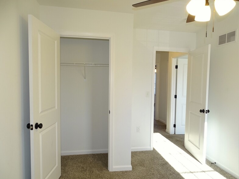 Building Photo - 229 Lakeside Xing