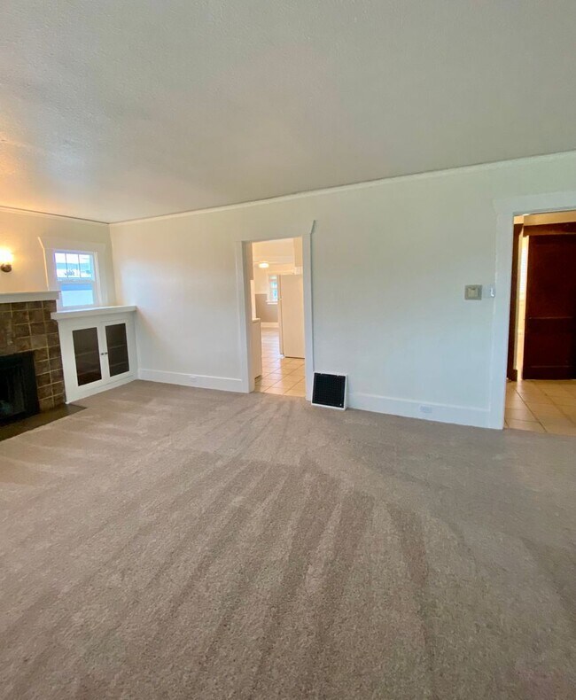 Building Photo - 15721 Main St E