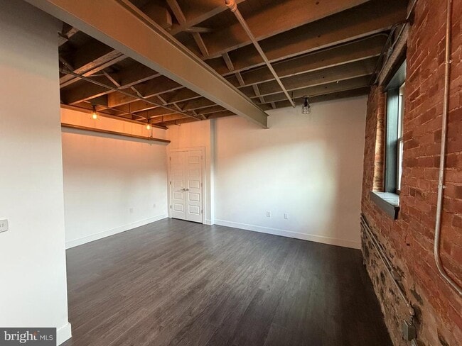 Building Photo - 820 W Market St