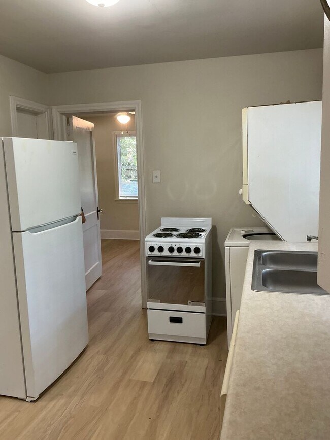 Building Photo - 1 Bedroom/ 1 Bath Cottage off Prince Avenue! Available soon!