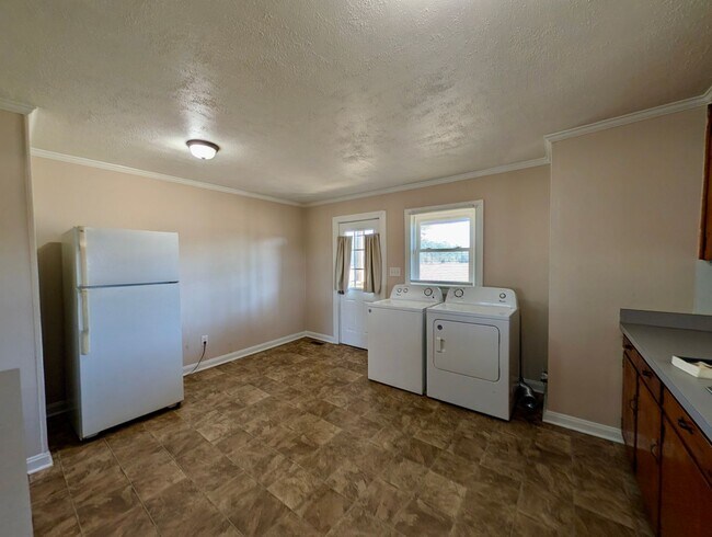 Building Photo - For Rent: Charming Country Home in Middlesex – $1,550/month