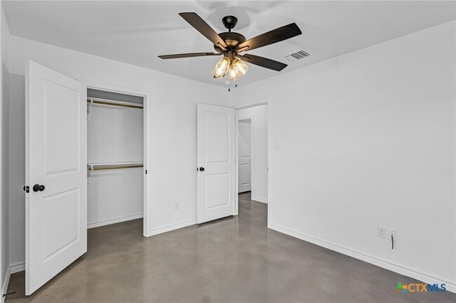 Building Photo - 905 Smoke Tree Ln