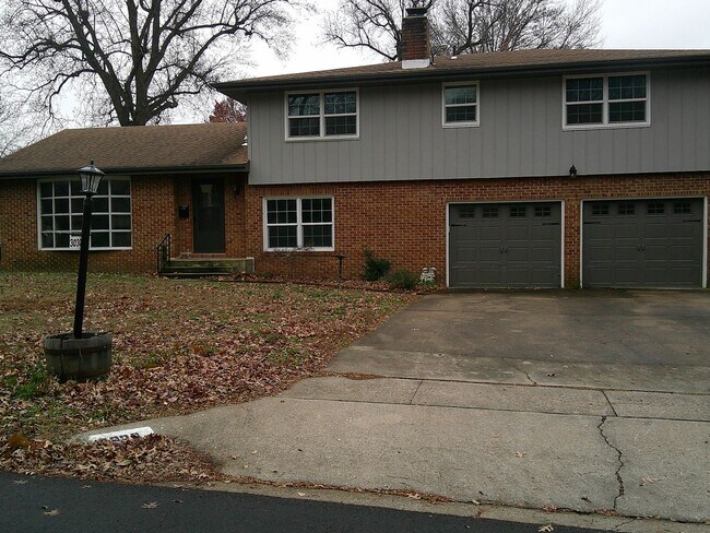 Primary Photo - 4 Bed 2.5 Bath 2 Car Garage AVAILABLE NOW!!