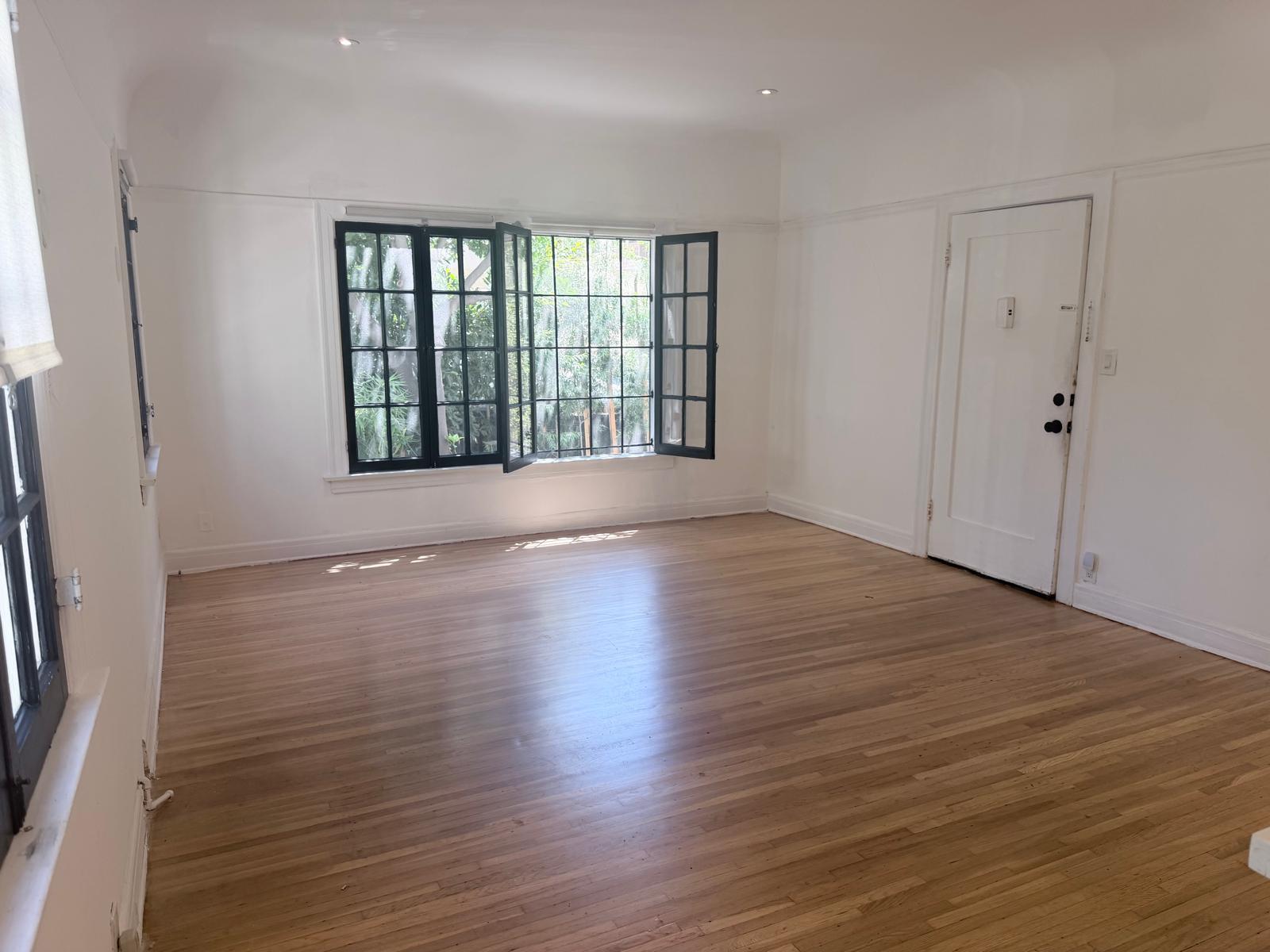 Living Room - 437 N Spaulding Ave