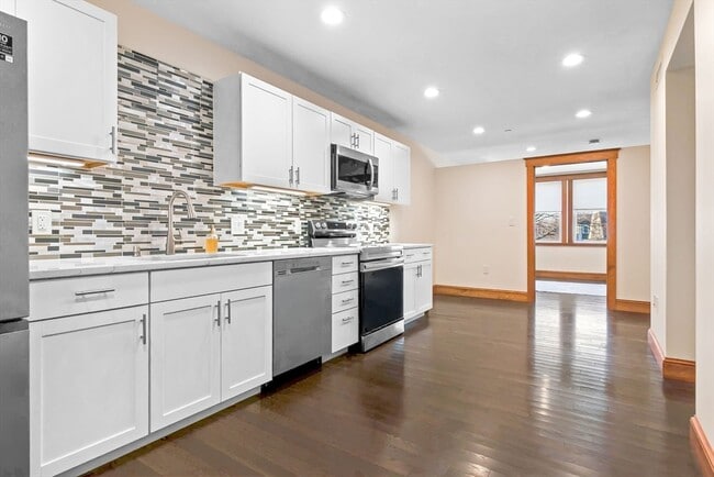 Building Photo - 44 Maple St