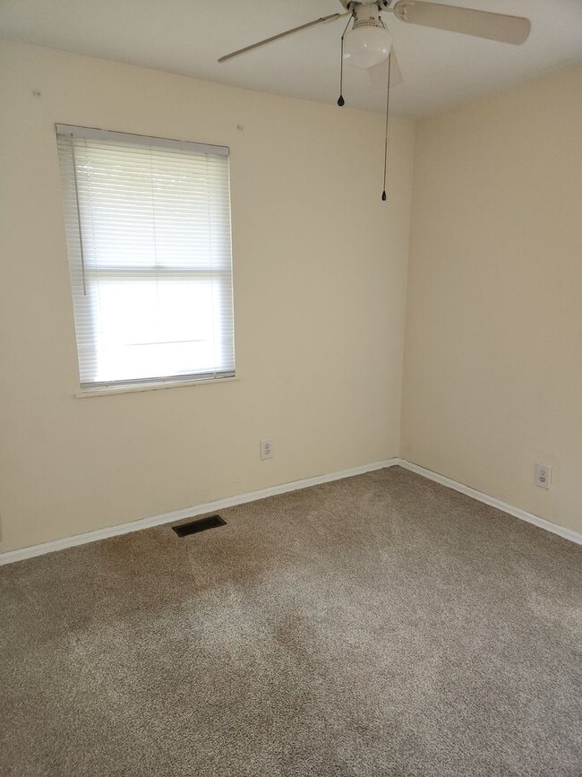 Building Photo - Cute 3 Bedoom Home