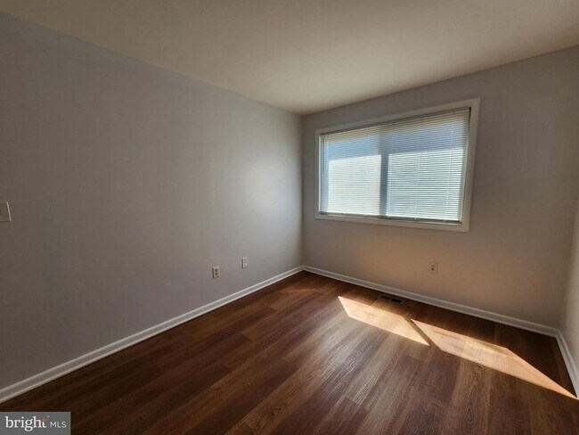 Building Photo - 8108 Salt Lake Dr