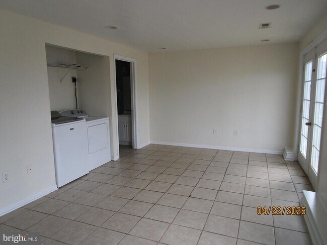 Building Photo - 540 Thompson St