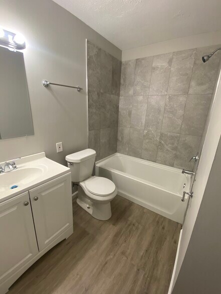 Building Photo - 103 lasalle st