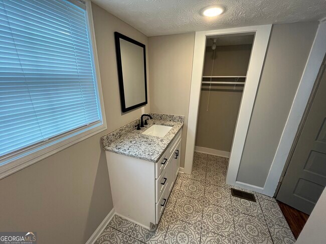 Building Photo - 14 Hazel St