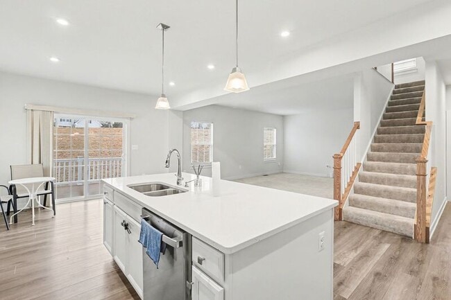 Building Photo - 484 Bridgepoint Dr