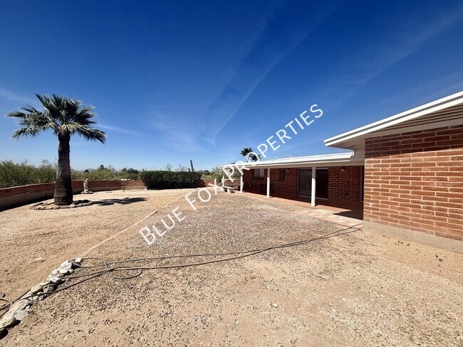 Building Photo - 900 E Vía Lucitas