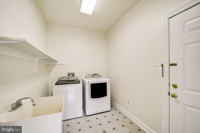 Building Photo - 6207 Woodland Lake Dr