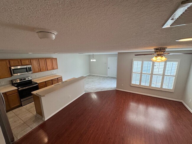 Building Photo - Avalon Park: 3 Bedroom, 2.5 Bath, 2 Car Garage Townhome