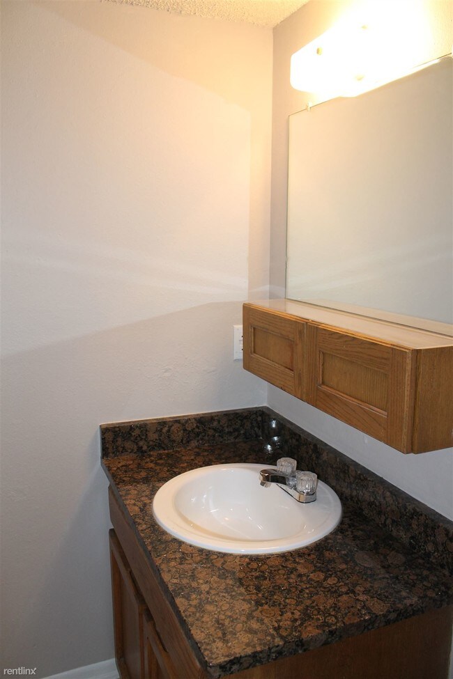 Building Photo - 2 br, 1 bath Apartment - 4243 Family Tree