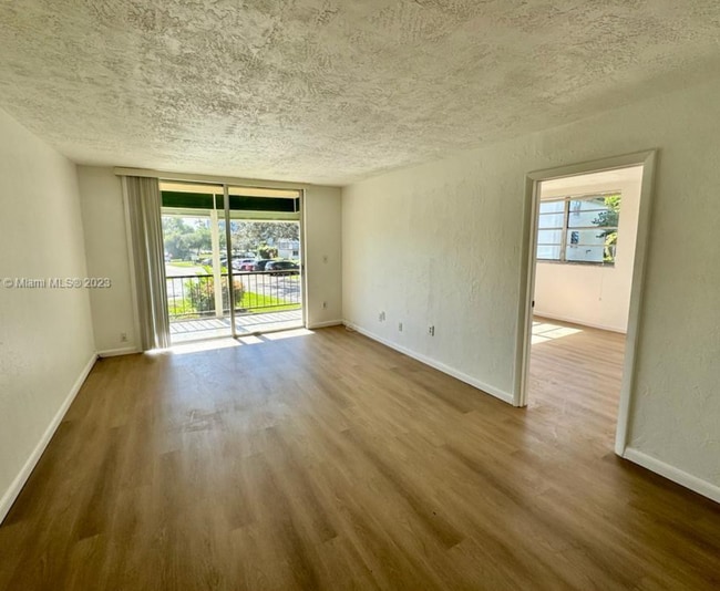 Building Photo - Apartment Ready for move in